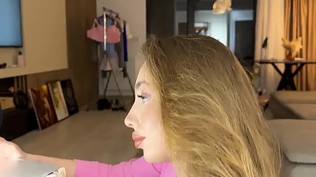 Jolienne online show from April 13, 9:04 pm