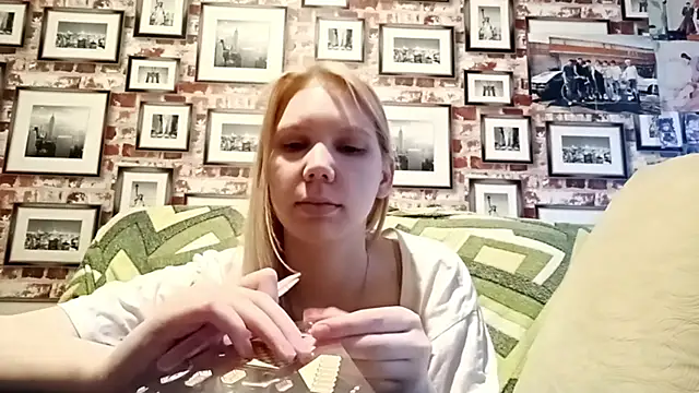 EvieBaggette online show from November 18, 8:15 am