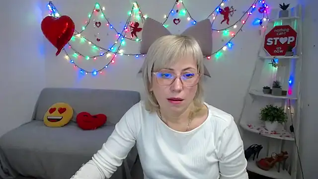 LaurenWishy online show from February 16, 6:41 pm