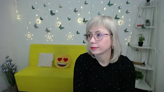 LaurenWishy online show from February 21, 6:19 pm