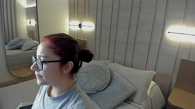 Zoe Mendez online show from February 10, 11:35 am