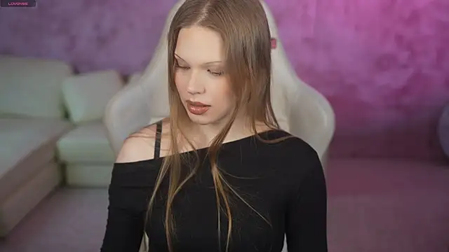 Charlotte Dreams online show from April 20, 2:42 pm