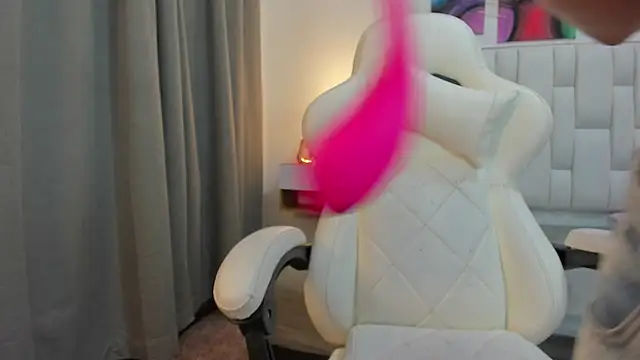 mask red girl online show from April 16, 1:22 pm