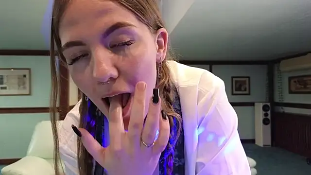 KiraRustle online show from December 19, 3:54 am