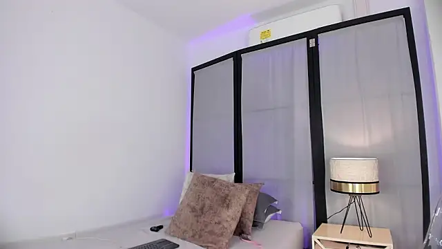 niicole steele  online show from February 23, 8:08 pm