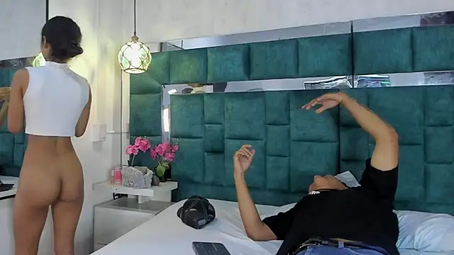  bonnyandclyde online show from April 12, 1:25 pm