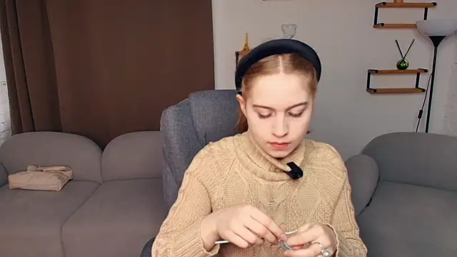 FairrryBluuum online show from December 1, 10:30 am