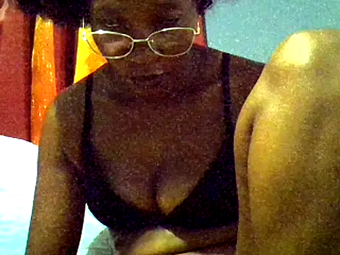 PreettyTee online show from April 13, 9:48 pm