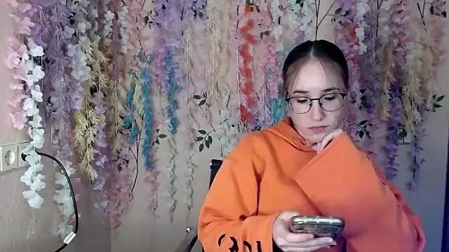 Moon  Lily online show from December 2, 3:25 pm