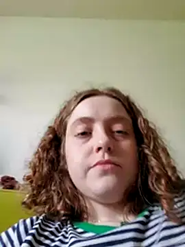 DeliaBlew online show from June 4, 9:30 pm