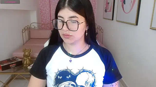 Nina harpper  online show from April 6, 1:23 pm