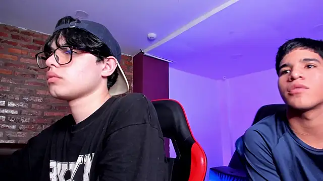 HotThreesoome online show from March 4, 12:34 pm