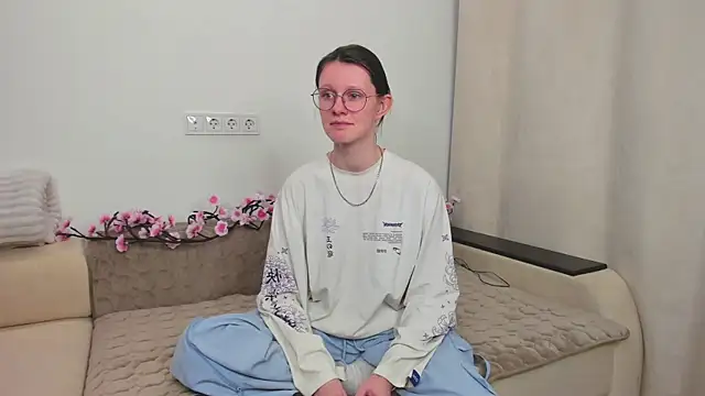 RoxyHerena online show from December 22, 12:30 pm