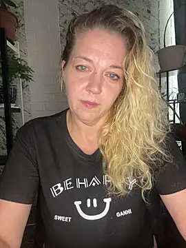 JenniferCarmen online show from July 29, 2:11 am
