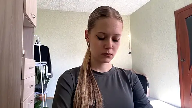 ZaidaSchwarten online show from April 15, 1:11 pm