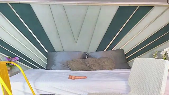 DulceeEsmeralda online show from April 22, 1:30 pm