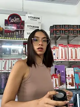 lunaluxury22 online show from February 18, 3:11 pm