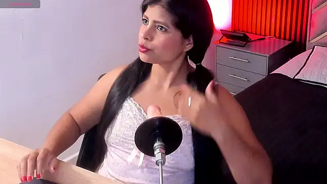 Almaablack online show from December 20, 8:35 pm