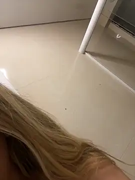 privsloirinha online show from April 12, 9:50 pm