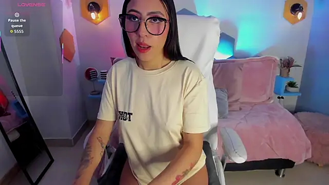 Hiyori Bloom  online show from January 16, 5:36 am