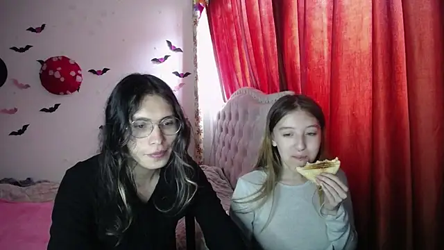 Briar y Blair online show from April 6, 3:24 pm