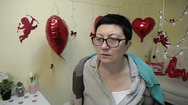 EmilyL0ve online show from February 3, 6:23 pm