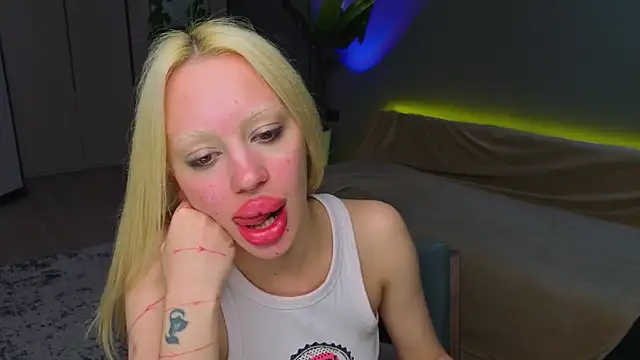 Luna Beverly online show from May 29, 2:09 am