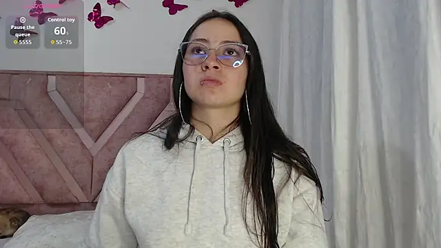 Roxy Fox- online show from February 6, 4:05 am