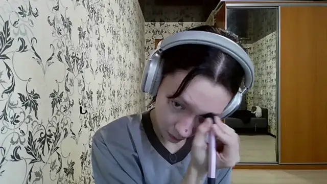 LxayBloom online show from April 7, 9:22 am