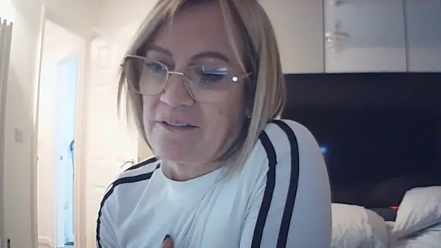 Milfshake227 online show from March 2, 12:32 am