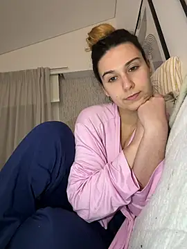 joanaguerreiru online show from March 13, 8:54 pm