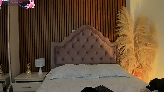 Violett hott  online show from April 16, 12:16 pm