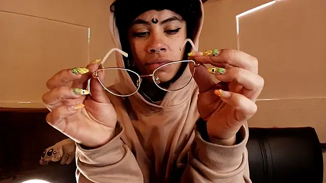 Canela Osada  online show from February 5, 4:10 pm