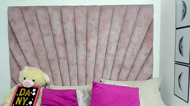 danibellucii  online show from April 21, 8:10 am