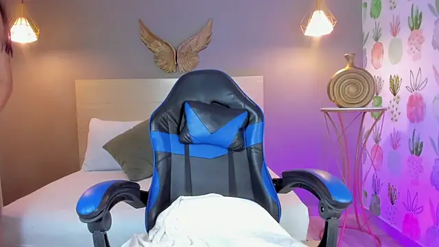 emma hiltonn  online show from March 27, 3:08 am