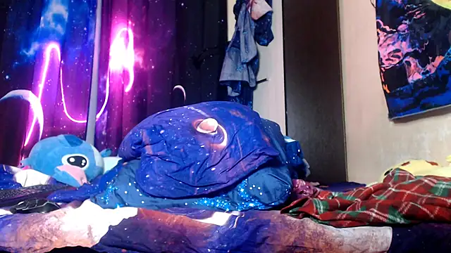 moon shy online show from December 19, 1:47 pm