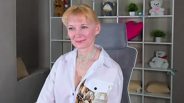 Julie Lucas online show from April 6, 12:21 am