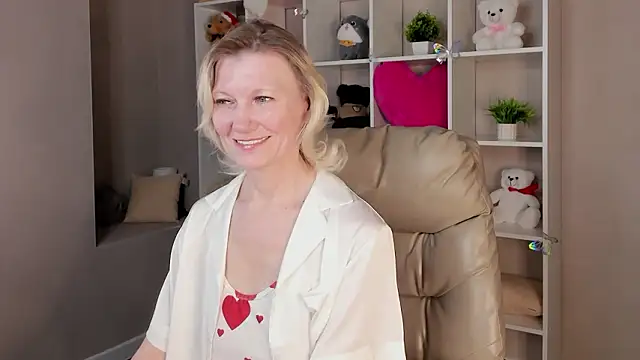 Julie Lucas online show from March 10, 12:36 am