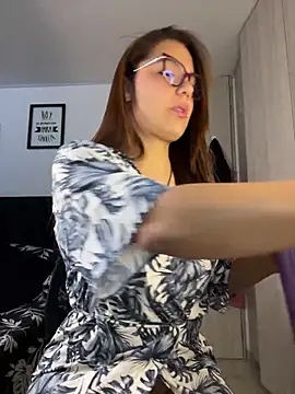 Pretty  Milf online show from June 3, 1:23 pm