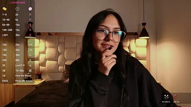 NiccolleHall online show from February 25, 1:42 pm