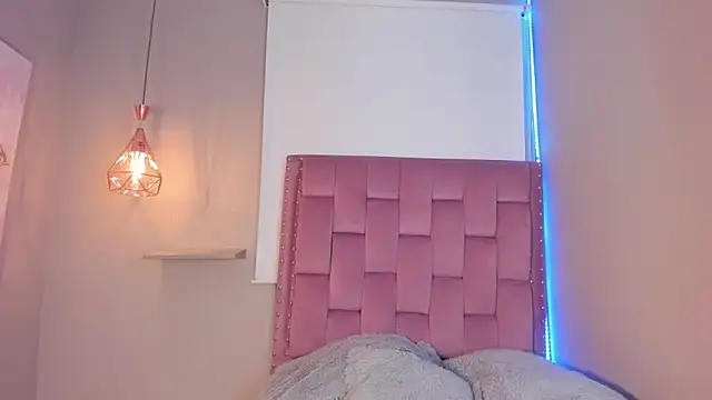 Scarlet Vixen  online show from March 31, 1:00 pm