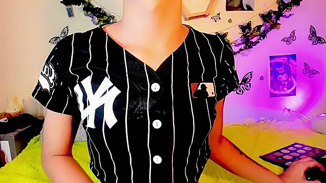 Miss-Saraii online show from April 13, 2:40 pm