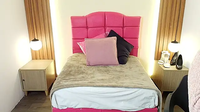 IvonneRoss  online show from February 16, 12:05 pm