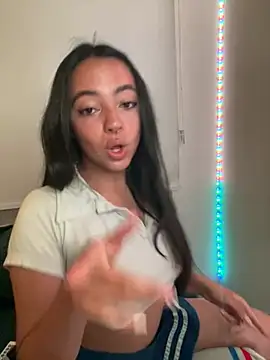 laraa rous online show from April 29, 11:32 pm