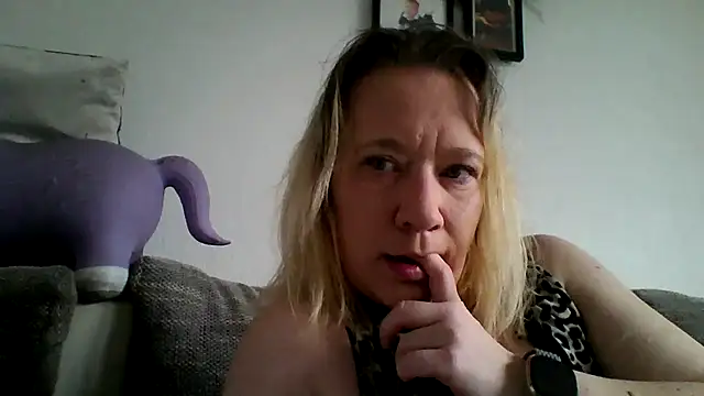 T3ufelsweib online show from March 11, 10:08 am