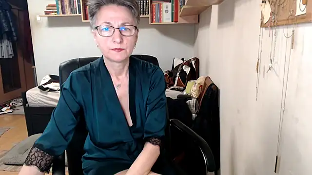 katemodel online show from October 1, 9:25 am