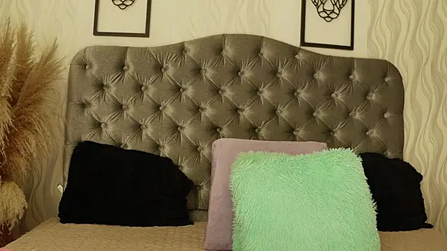 katt eyes  online show from April 18, 1:13 pm