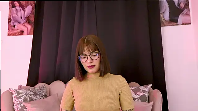 dakotacollins  online show from June 25, 4:45 am