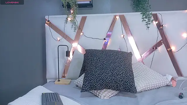 EmmaLou   online show from February 13, 4:36 am