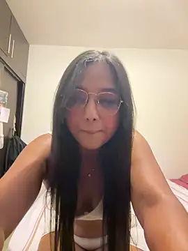 Lucianaaguzman online show from February 15, 11:15 pm